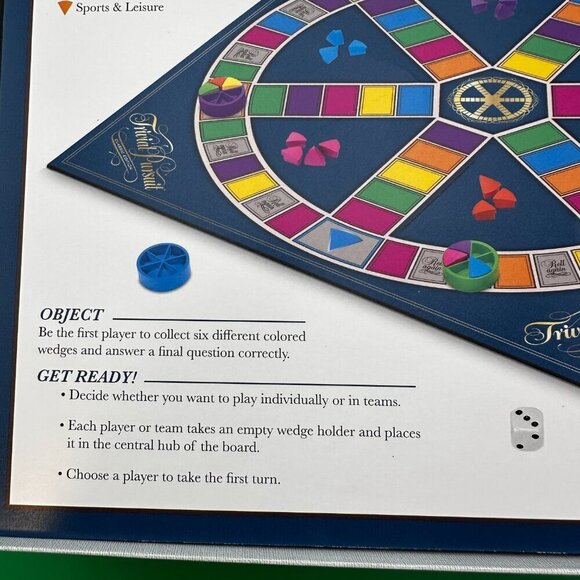 TRIVIAL PURSUIT HASBRO CLASSIC EDITION BOARD GAME, 2400 QUESTIONS, C1940 - Picture 4 of 8